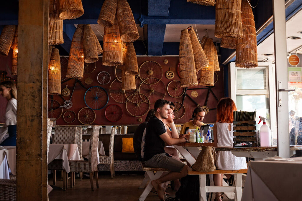 The upmarket laid back vibe of this restaurant in Camps Bay makes it inviting for tourists and locals alike